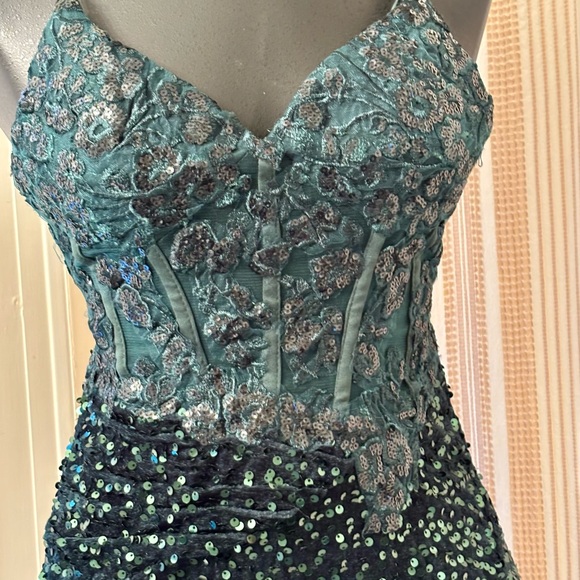 Elegant Dark Green Sparkly Sequin Evening Gown - Picture 2 of 8